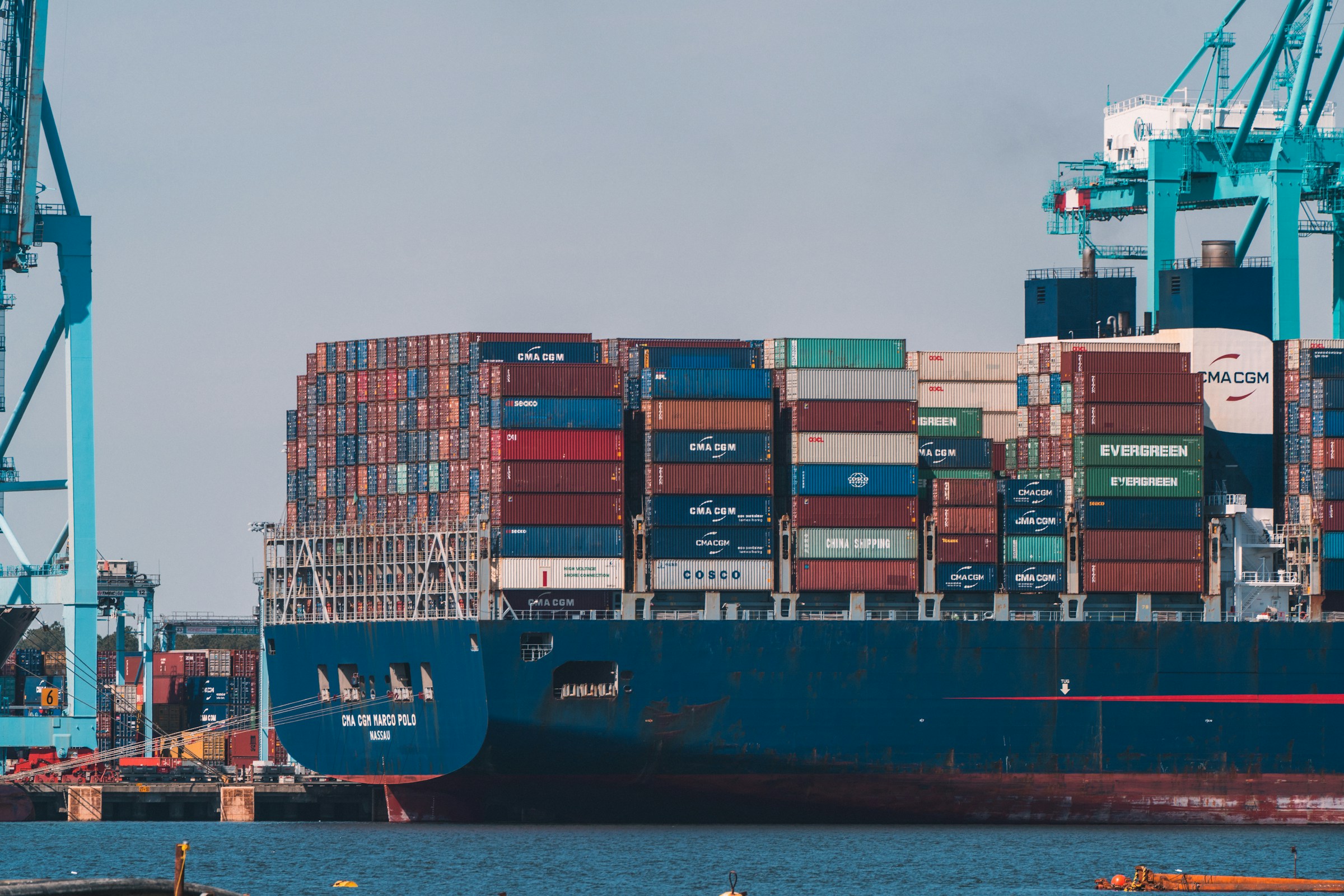 A large cargo ship carrying containers photo by yifu-wu